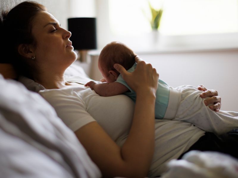 Woman with a newborn bay experiencing postpartum depression, overwhelm and insomnia